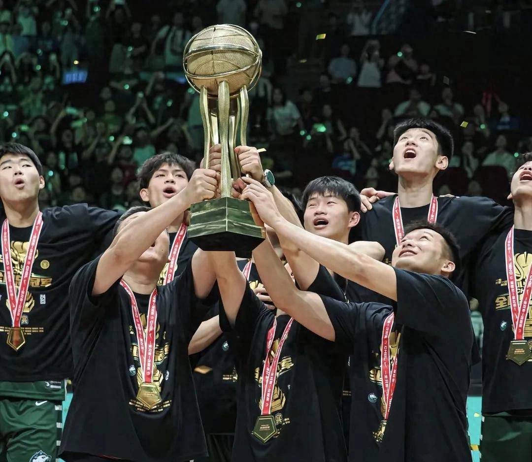 3377体育官网入口-集结日广东宏远备战意大利杯，门线救险细节曝光，气氛紧张，年轻球员得到机会